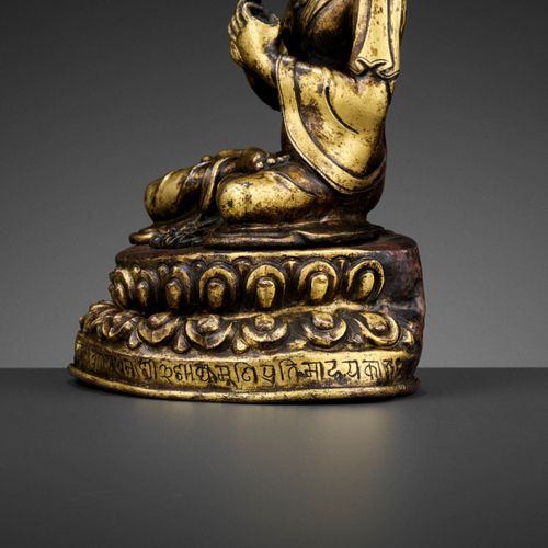 A GILT BRONZE FIGURE OF A CROWNED BUDDHA, DATED 1709 Vergoldete Bronze-Figur ein&hellip;