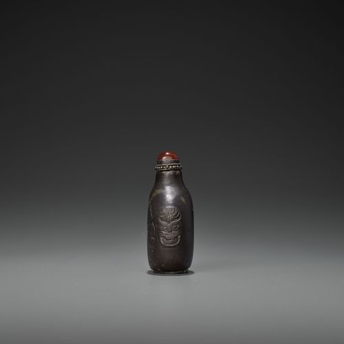 A FINELY CARVED DUAN STONE SNUFF BOTTLE 一个精雕细琢的端石鼻烟壶
中国，清末（1644-1912）。卵圆形，椭圆形底环，&hellip;