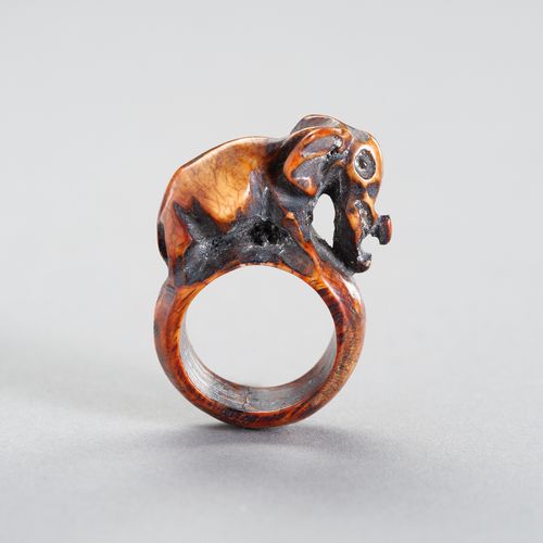 A TRIBAL ELEPHANT IVORY RING A TRIBAL ELEPHANT IVORY RING
Southeast Asia, 19th c&hellip;