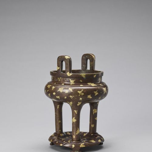 A GOLD-SPLASHED BRONZE TRIPOD CENSER WITH SIX-CHARACTER XUANDE MARK, QING A GOLD&hellip;