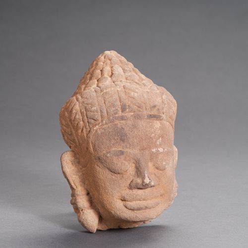 A KHMER SANDSTONE HEAD OF BUDDHA 高棉砂石佛像
高棉帝国，吴哥时期，12-13世纪。圆润的脸庞上雕刻着宁静的表情，勾勒出宽阔的嘴&hellip;