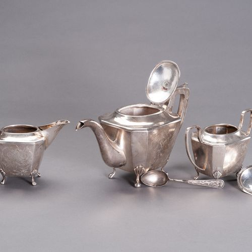 A 3 PIECE SILVER TEA SERVICE 三件套银制茶具
中国，约1920年。由一个有盖的茶壶，一个有盖的糖盒和一个牛奶壶组成，在锤击的地面上整&hellip;