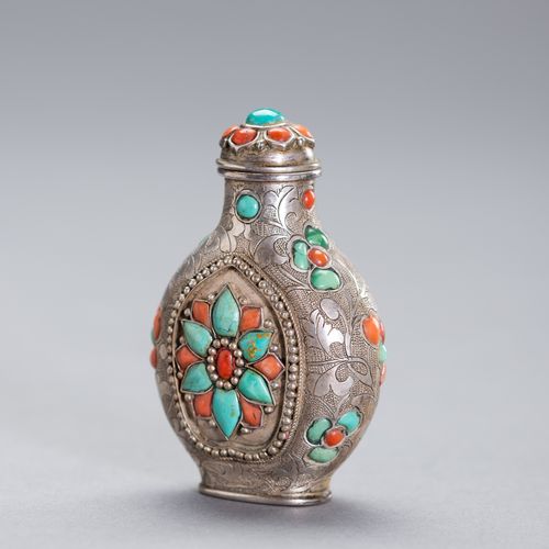 AN EMBELLISHED SILVER SNUFF BOTTLE AN EMBELLISHED SILVER SNUFF BOTTLE
China, 19t&hellip;