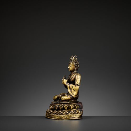 A GILT BRONZE FIGURE OF A CROWNED BUDDHA, DATED 1709 鎏金铜佛像，日期为1709年
西藏。坐在一个单独制作的&hellip;