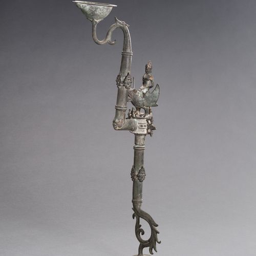 AN UNUSUAL BRONZE OIL LAMP UNGEWÖHNLICHE ÖLLAMPE AUS BRONZE
Südostasien,17.-19. &hellip;