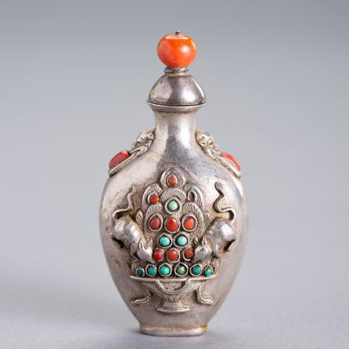 AN EMBELLISHED SILVER SNUFF BOTTLE 
藏汉结合的银质鼻烟壶，19世纪。这个罕见的瓶子显示了高浮雕的装饰，即獴吃长寿果，并点缀有&hellip;