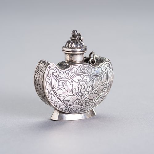 AN UNUSUAL SILVER SNUFF BOTTLE 一个不寻常的银质鼻烟壶
中国，19世纪末至20世纪20年代。锭形的瓶子上刻有花纹。

状况：状态良&hellip;