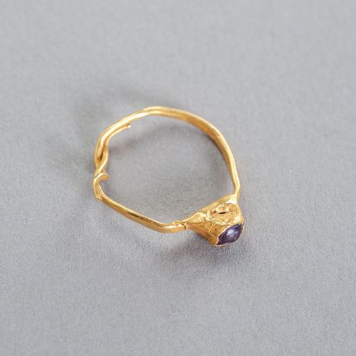A CHAM GOLD RING WITH GEMSTONE 湛江宝石金戒指
占婆，9-10世纪。薄薄的戒指上镶嵌着一颗宝石。

状况。戒指带断裂。
 出处。原&hellip;