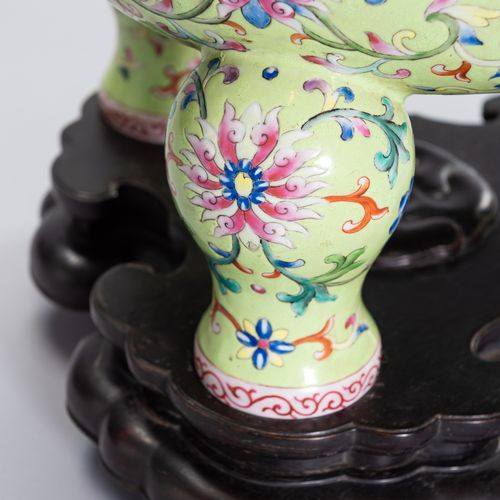 A LARGE PORCELAIN FAMILLE ROSE ‘BAJIXIANG’ TRIPOD INCENSE BURNER QUEMADOR DE INC&hellip;