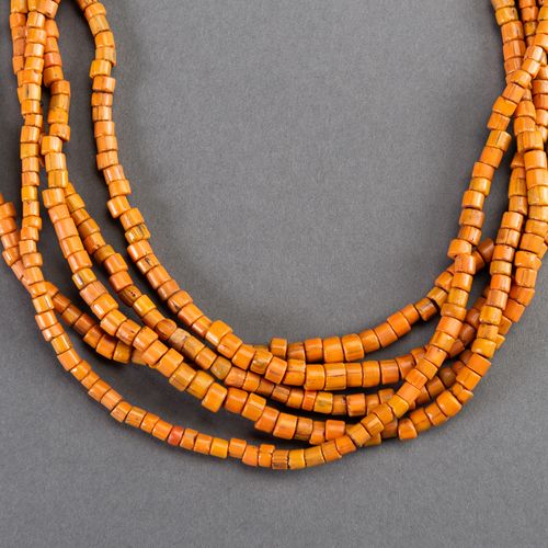 A FINE KHMER NECKLACE 一条精美的柬埔寨项链
高棉帝国，14-16世纪。鲜艳的，橙褐色的精致陶土珠子放在5条平行的绳索上，引人注目。此外，这&hellip;
