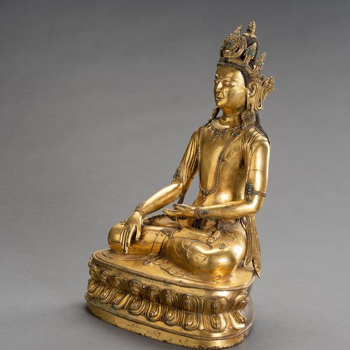 A LARGE GILT BRONZE FIGURE OF CROWNED BUDDHA SHAKYAMUNI GRANDE FIGURE EN BRONZE &hellip;