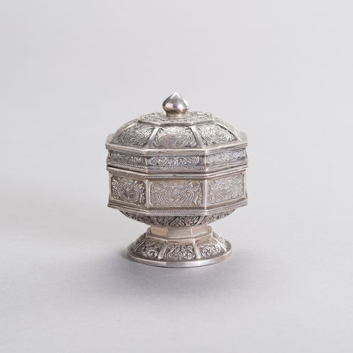 A VIETNAMESE LIDDED SILVER BOX VIETNAMESE SILBERDOSE mit Deckel
Vietnam, Ende 19&hellip;