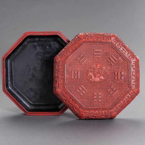AN OCTAGONAL CINNABAR LACQUER BOX AND COVER, QING DYNASTY SCATOLA E COPERTINA IN&hellip;