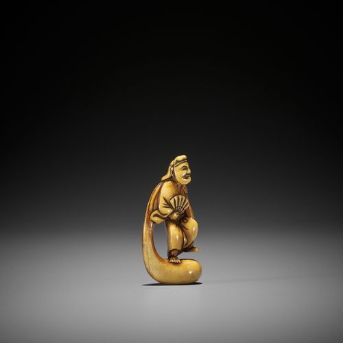 AN IVORY NETSUKE OF AN ACTOR IN THE ROLE OF HOTEI 象牙网饰：演员扮演穗井
日本，18世纪初，江户时代(1615&hellip;