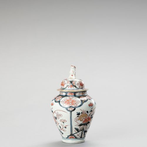 AN IMARI PORCELAIN VASE AND COVER 伊万里陶瓷花瓶及盖
日本，江户时代 (1615-1868)

呈柱状，盖上有狮子头 ，用釉下&hellip;