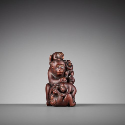 A WOOD OKIMONO OF A MONKEY WITH FOUR YOUNG 
日本明治时期(1868-1912)

精心雕琢的猴子，一手拿着桃子，周围&hellip;