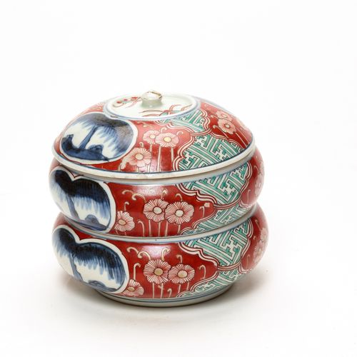 A FINELY PAINTED IMARI THREE-CASE BOX WITH COVER UNE BOÎTE À TROIS COUPELLES AVE&hellip;