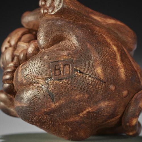 AN AMUSING WOOD NETSUKE OF A TIGER 有趣的老虎木雕
由当代艺术家Vadym Pyvovar创作

根据Kokei的模型精雕细琢&hellip;