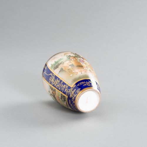 TWO SATSUMA CERAMIC VASES 两个SATSUMA CERAMIC VASES
日本，明治时期（1868-1912）

每个都是用明亮的珐琅&hellip;