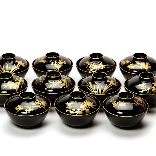 A SET OF ELEVEN LACQUERED LIDDED TEA BOWLS, TAISHO/SHOWA 
日本大正/昭和时期11个
带盖茶碗套装


&hellip;