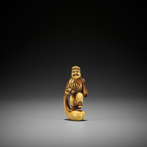 AN IVORY NETSUKE OF AN ACTOR IN THE ROLE OF HOTEI 象牙网饰：演员扮演穗井
日本，18世纪初，江户时代(1615&hellip;