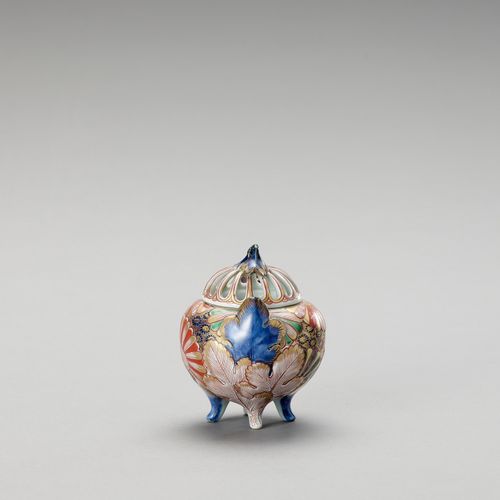 AN IMARI PORCELAIN INCIENSE BURNER WITH COVER IMARI PORZELAIN-INZIENENBRENNER MI&hellip;