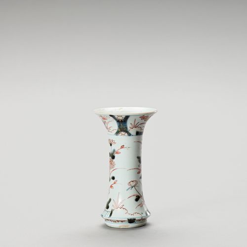 AN IMARI PORCELAIN BEAKER VASE VASE EN PORCELAINE IMARIJapon
, période Edo (1615&hellip;