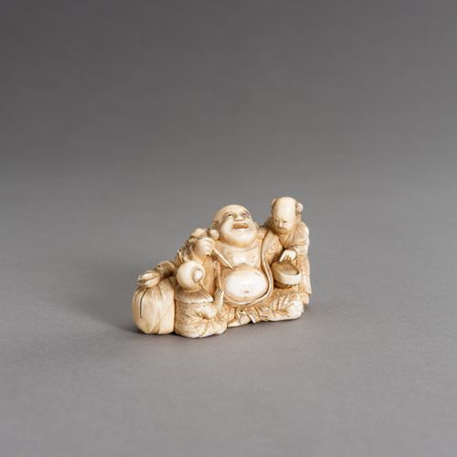 CHIKAHIDE: AN IVORY OKIMONO OF HOTEI WITH TWO KARAKO Chikahide:一件HOTEI的象牙OKIMONO&hellip;