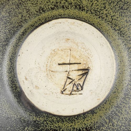 A PAIR OF GLAZED CERAMIC VASES 一对釉上彩陶瓷瓶
日本，20世纪

第一件釉上彩有不同深浅的棕色坑纹，从嘴唇
开始。
第二个有光泽&hellip;