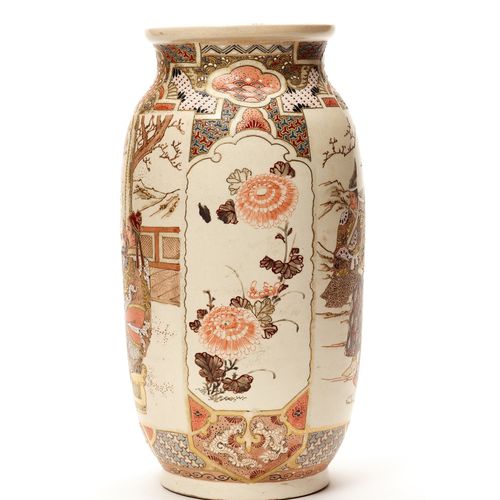 A LARGE SATSUMA CERAMIC VASE WITH SAMURAI WARRIORS 大型萨摩陶瓷花瓶，刻有武士
的图案。日本，明治/大正时期
&hellip;