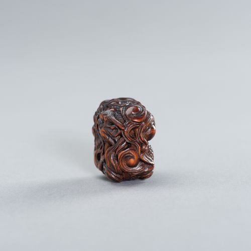 A FINE WOOD SQUARE MANJU NETSUKE WITH DRAGON 
日本，19世纪

描绘了一条盘绕的龙在许多波浪中抓着一颗神奇的珍珠。&hellip;