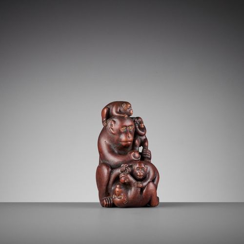 A WOOD OKIMONO OF A MONKEY WITH FOUR YOUNG 
日本明治时期(1868-1912)

精心雕琢的猴子，一手拿着桃子，周围&hellip;