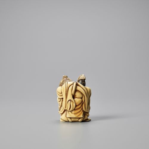 AN IVORY NETSUKE OF AN OIL THIEF 盗油贼的象牙网罩
无签名
 日本，19世纪初，江户时代（1615-1868）
 
 显示平之忠&hellip;