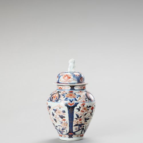 AN IMARI PORCELAIN VASE AND COVER AN IMARI PORCELAIN VASE AND COVER
Japan, Edo p&hellip;