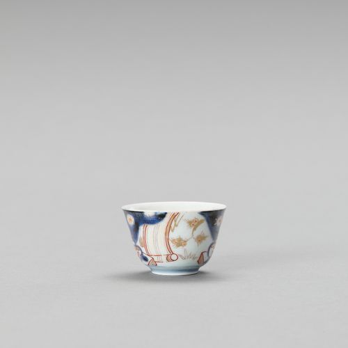 A SMALL IMARI PORCELAIN CUP 小型伊万里陶瓷杯
日本，江户时代 (1615-1868)

小杯用釉下蓝和釉下铁红及金装饰了传统伊万里风&hellip;