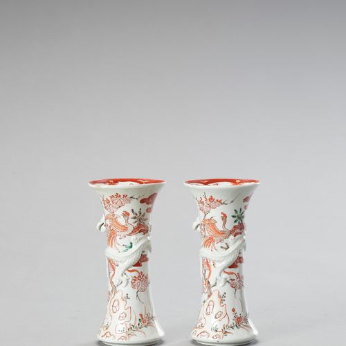 A PAIR OF IMARI PORCELAIN BEAKER VASES 
日本明治时期(1868-1912)

两只花瓶都有浮雕的龙盘绕着，地面上画着户外&hellip;