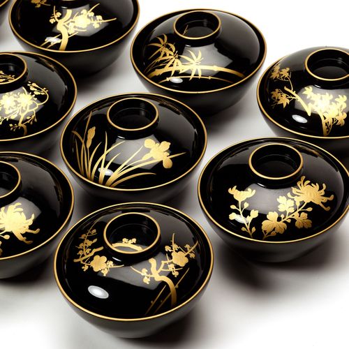 A SET OF ELEVEN LACQUERED LIDDED TEA BOWLS, TAISHO/SHOWA 
日本大正/昭和时期11个
带盖茶碗套装


&hellip;
