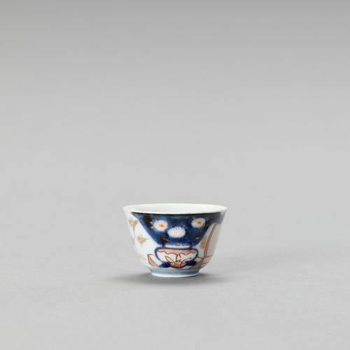 A SMALL IMARI PORCELAIN CUP PETITE COUPE EN PORCELAINE IMARIJapon
, période Edo &hellip;