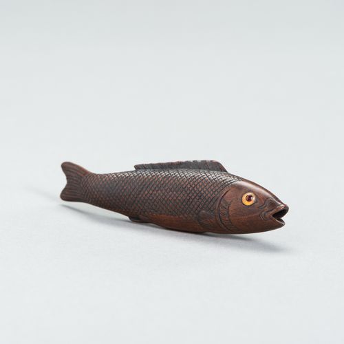 A LARGE WOOD FISH NETSUKE A LARGE WOOD FISH NETSUKEGiappone
,XIX secolo

Rappres&hellip;