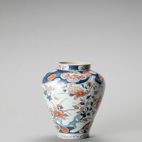 A ‘FLORAL’ IMARI PORCELAIN VASE JARRON DE PORCELANA IMARI "FLORAL "Japón
, perio&hellip;