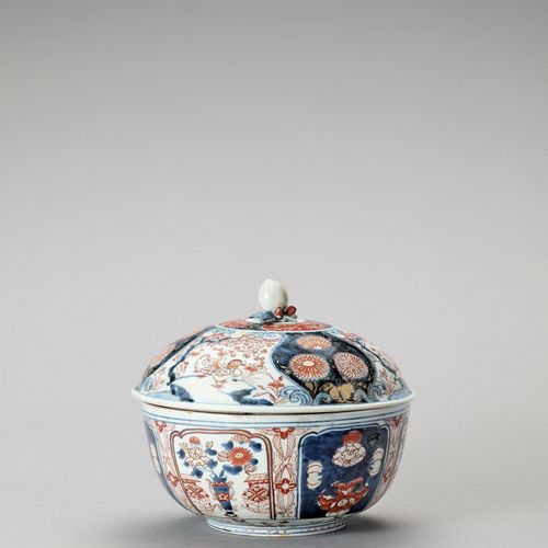 AN IMARI PORCELAIN BOX WITH COVER UNE BOÎTE EN PORCELAINE IMARI AVEC COUVERCLEJa&hellip;