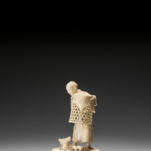 MUNEHIRO: AN IVORY OKIMONO OF A MAN WITH CHICKENS MUNEHIRO : UN OKIMONO EN IVOIR&hellip;