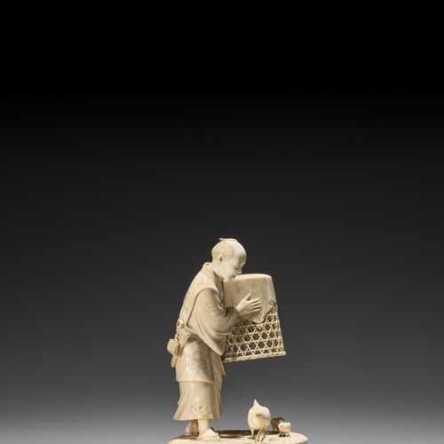 MUNEHIRO: AN IVORY OKIMONO OF A MAN WITH CHICKENS MUNEHIRO: OKIMONO DE MARFIL DE&hellip;