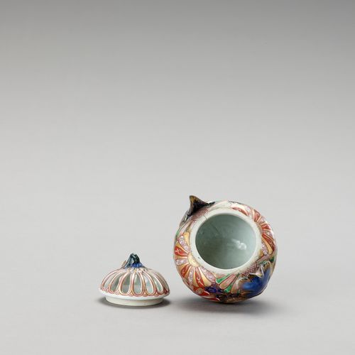 AN IMARI PORCELAIN INCIENSE BURNER WITH COVER 
日本江户时代 (1615-1868)

四条小腿，有网状的盖子和叶&hellip;