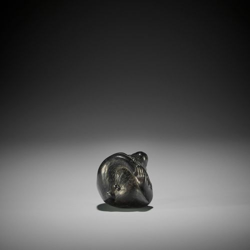 A TSU SCHOOL EBONY WOOD NETSUKE OF A MONKEY 一件津门乌木网罩的猴子

日本，津市，19世纪初，江户时代（1615-1&hellip;