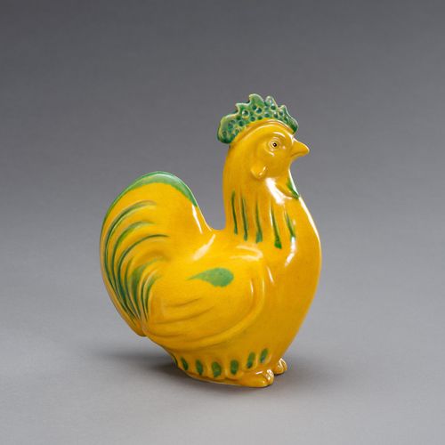 A YELLOW AND GREEN GLAZED CERAMIC OKIMONO OF A ROOSTER OKIMONO EN CÉRAMIQUE GLAÇ&hellip;