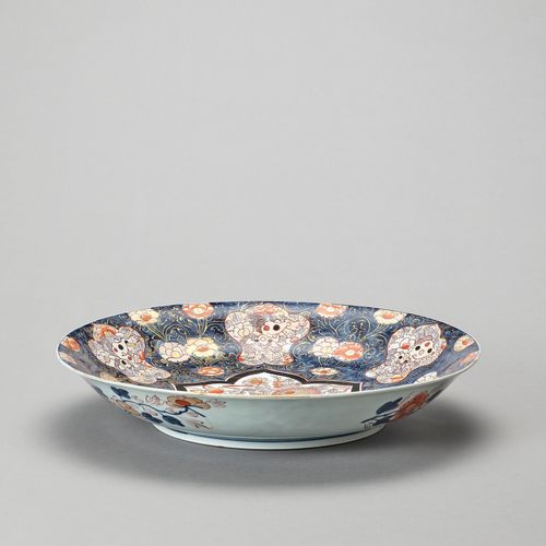 A LARGE IMARI PORCELAIN CHARGER GRAND CHARGEUR EN PORCELAINE IMARIJapon
, périod&hellip;