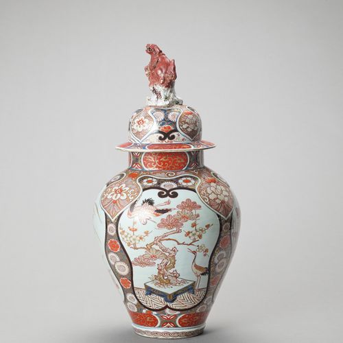 A LARGE IMARI PORCELAIN BALUSTER VASE AND COVER 
日本江户时代(1615-1868)

盖子上有狮子狗 ，底座上&hellip;