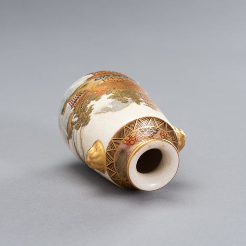 A FINE SATSUMA EARTHENWARE VASE WITH LANDSCAPE 一件精美的Satsuma陶器花瓶，带有风景，
日本，明治时期（18&hellip;