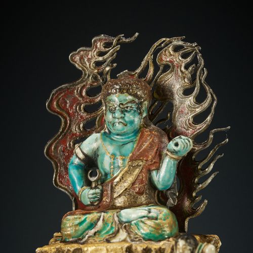 A SATSUMA STYLE CERAMIC FIGURE OF FUDO MYO-O AND ACOLYTES FIGURA IN CERAMICA IN &hellip;